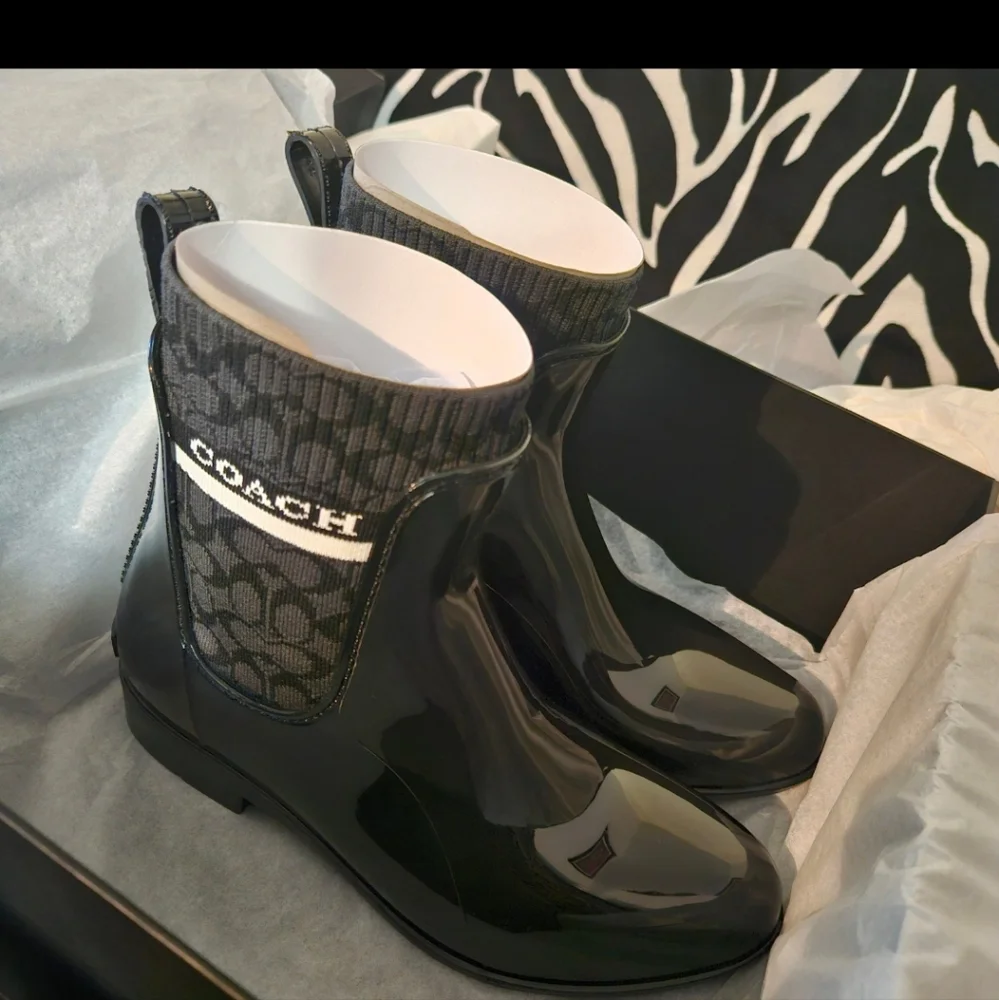 Coach rainboots run small - Picture 4 of 7